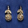 Pendientes largos de principios del s. XX con diseño de flores y diamantes talla antigua, realizados en oro amarillo de ley 18 kts.